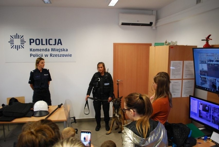 Policjanci z Rzeszowa pokazali przedszkolakom jak zabezpieczać ślady, na miejscu zdarzenia [ZDJĘCIA]