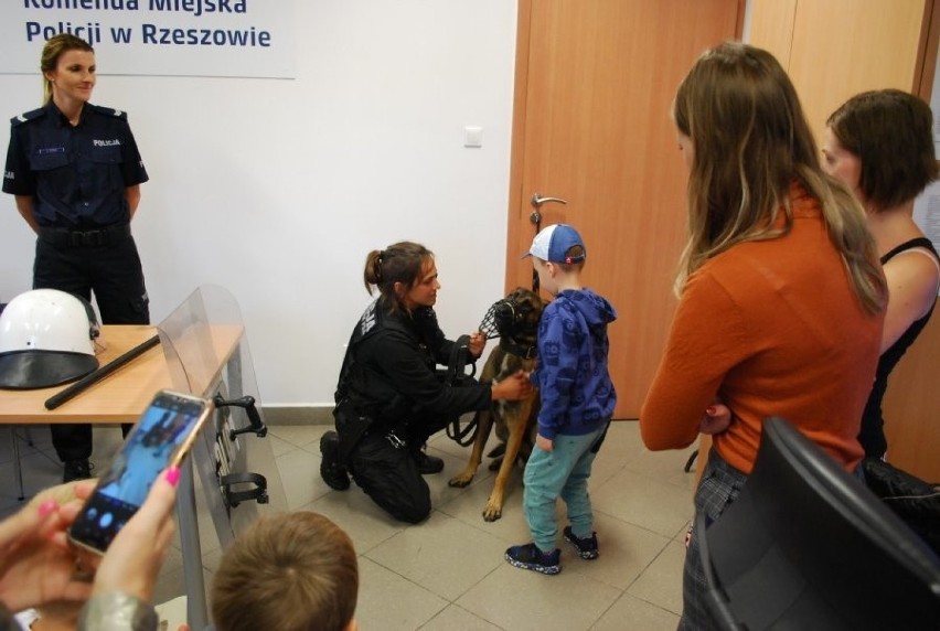 Policjanci z Rzeszowa pokazali przedszkolakom jak zabezpieczać ślady, na miejscu zdarzenia [ZDJĘCIA]