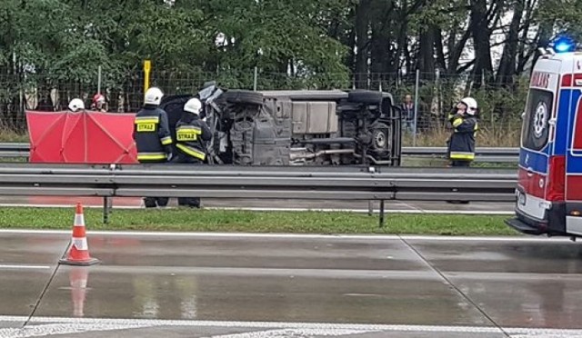 Śmiertelny wypadek na S8 w Polichnie. Na trasie dachował bus, nie żyje dwóch mężczyzn