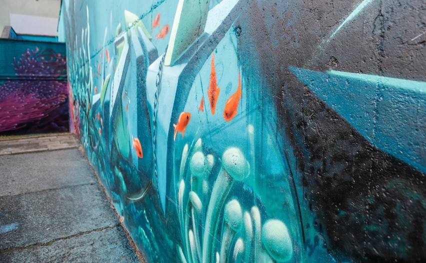 Mural "Podwodny świat" jest bardzo okazały, liczy ok. 2020...