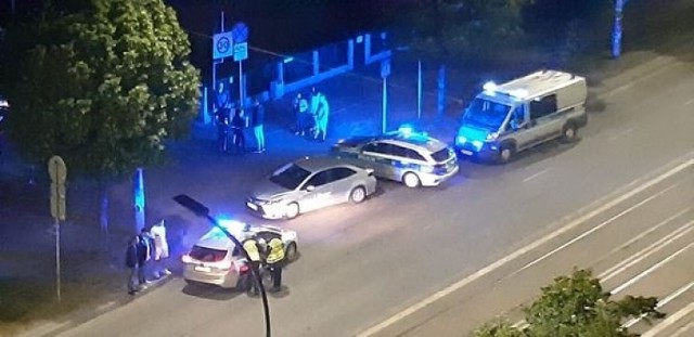 Sprawca wypadku chciał uciec z miejsca zdarzenia ale nie pozwolili mu na to kierowcy, którzy zastawili mu drogę. Na miejsce groźnie wyglądającej sprzeczki dotarła policja.