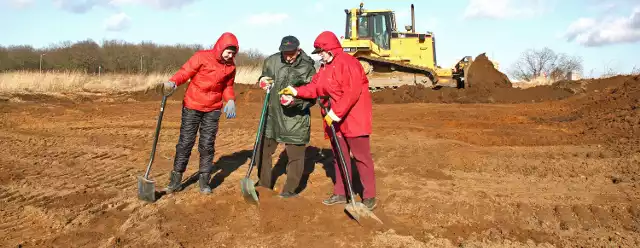 Wczoraj na terenie budowy pracowali archeolodzy (od lewej): Ilona Sulik, Eugeniusz Jackowski i Wioletta Pacuszka