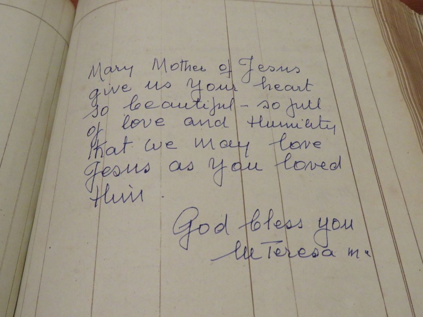 Matka Teresa z Kalkuty w 1986 r.odwiedziła sanktuarium piekarskie. Wpisała się do księgi pamiątkowej