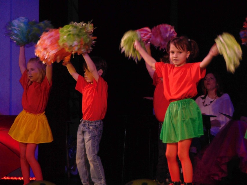 Dzieci na scenie RCK w Pile