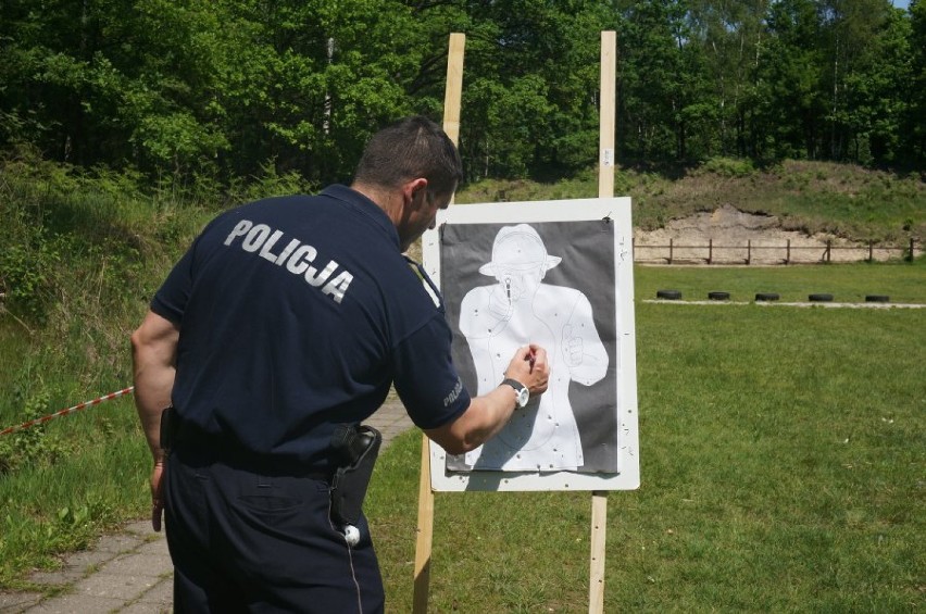 Policjanci ćwiczą na sterzelnicy