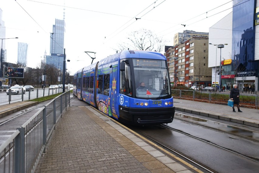 Świąteczny tramwaj i autobus w Warszawie. Udekorowane pojazdy komunikacji miejskiej jeżdżą już po ulicach. Na jakiej linii je znaleźć?