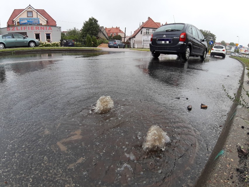 Rzęsisty deszcz nad Szczecinkiem. Są problemy [zdjęcia]