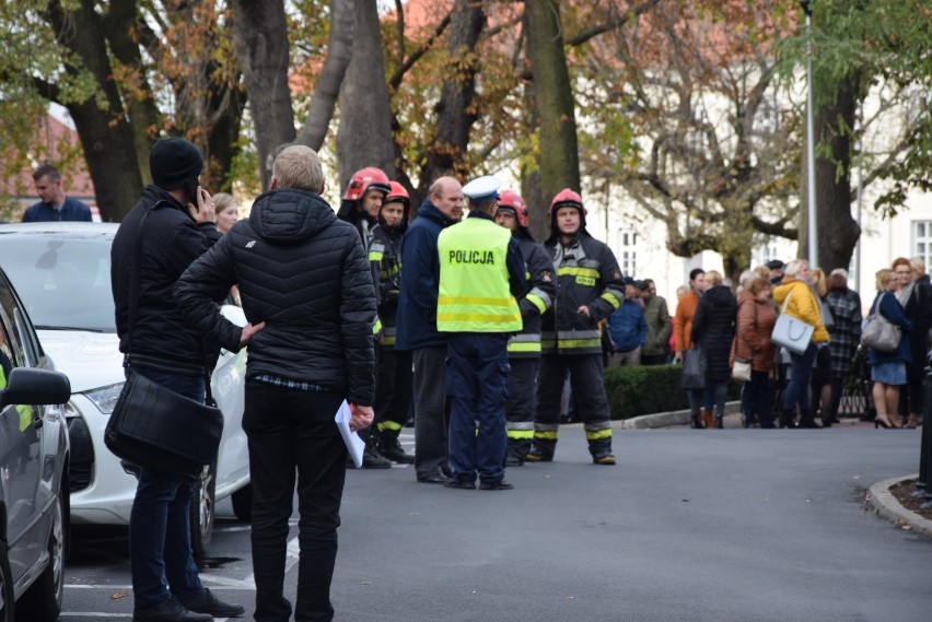 Alarm bombowy w wieluńskim starostwie[AKTUALIZACJA, FOTO, WIDEO]