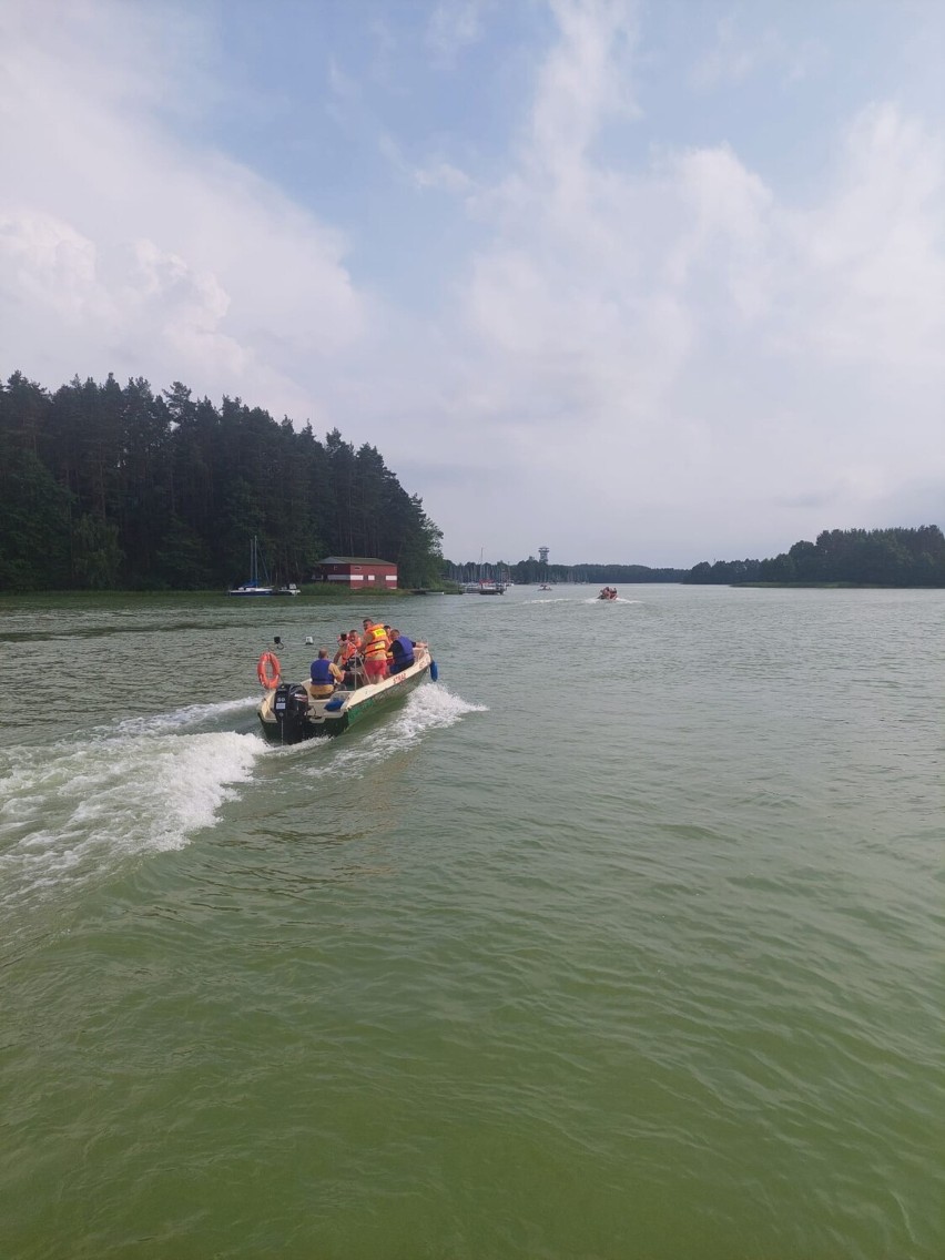 Pożar statku na Jeziorze Wdzydzkim. Strażacy ewakuowali pasażerów [ZDJĘCIA]