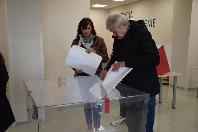 Głosowanie w Obwodowej Komisji Wyborczej nr 1, która ma siedzibę w Miejskiej Bibliotece Publicznej  przy ul. Łaskiej