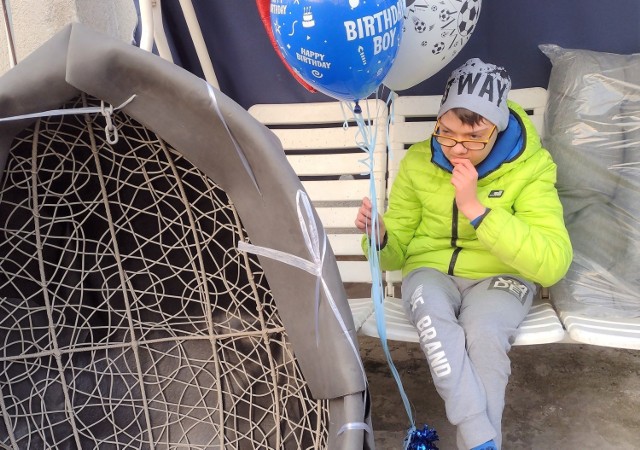 Niepełnosprawny Kuba Mierzwicki z Inowrocławia, dzięki ludziom dobrej woli, otrzymał na 15. urodziny wymarzony fotel, który pomoże w prowadzeniu rehabilitacji oraz "bukiet" balonów