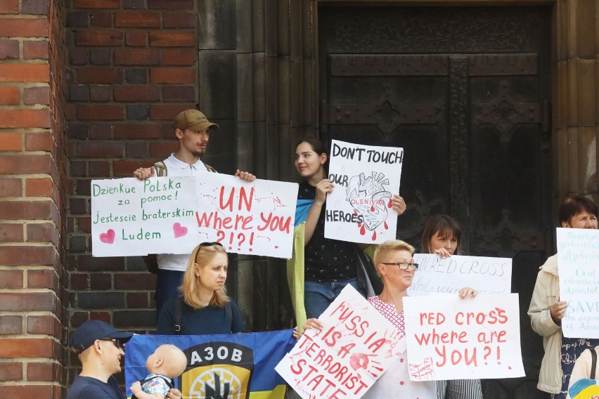 Legnica: Stop wojnie! Wolna ukrainna! z takimi hasłami uchodźcy stoją pod kościołem Mariackim