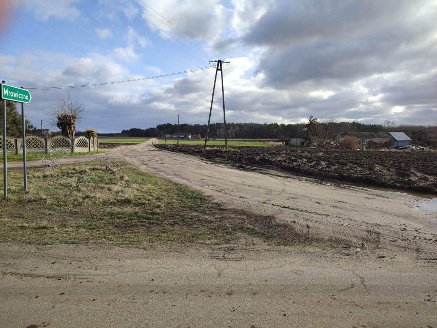 Asfalt i odnowiona świetlica ucieszy mieszkańców Mrowicznej w gminie Poddębice. Umowa podpisana FOTO