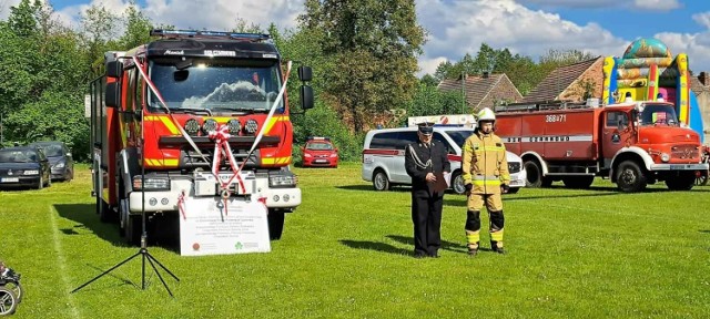 Nowy wóz strażacki został oficjalnie przekazany podczas festynu parafialnego w Czarnowie.