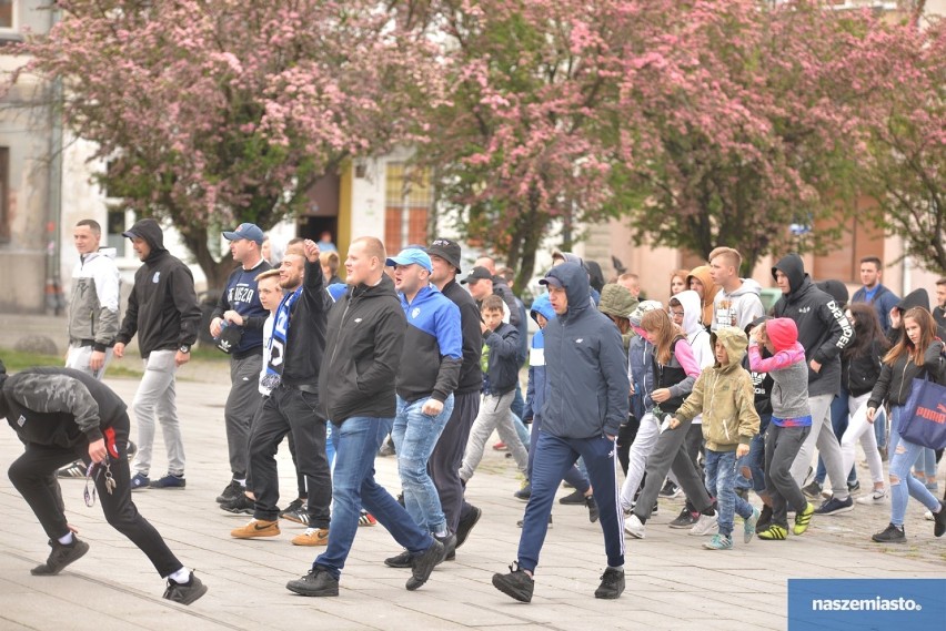 Marsz kibiców Włocłavii Włocławek przed meczem z Legią Chełmża [zdjęcia, wideo]
