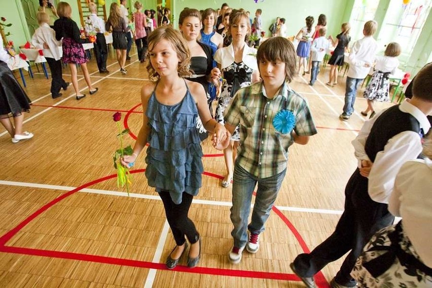 Wałbrzych: Polonez na zakończenie roku szkolnego w  Publicznej Szkole Podstawowej Nr 12 im. Włodzimierza Puchalskiego (Zdjęcia)