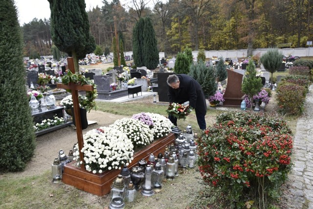 Komisarz gminy Bogdan Mucha złożył kwiaty na grobie zmarłego wójta śp. Krzysztofa Stefańskiego