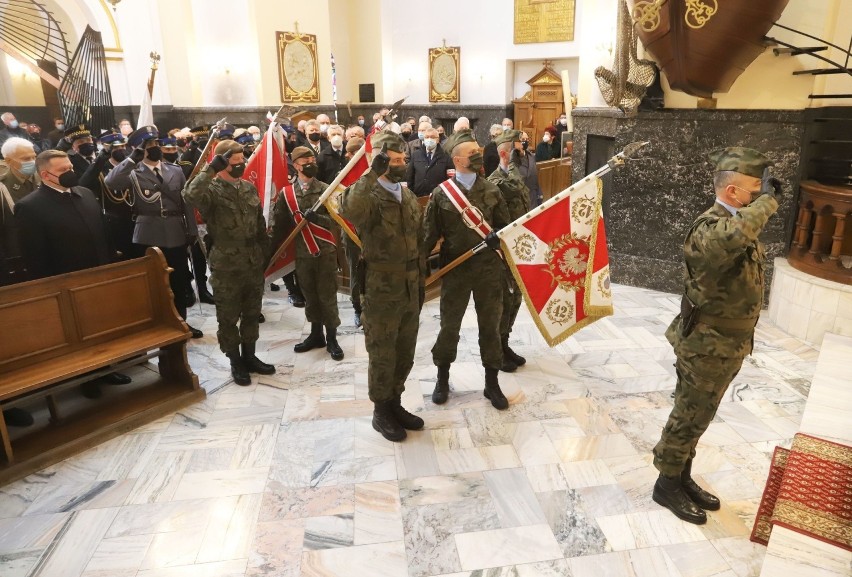 230. rocznica uchwalenia Konstytucji 3 Maja w Radomiu. Była msza za Ojczyznę i złożenie kwiatów na płycie Grobu Nieznanego Żołnierza