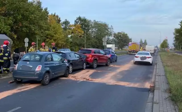 Toruńscy policjanci badają przyczyny wypadku z udziałem czterech aut, do którego doszło w poniedziałek (24.10) na ul. Łódzkiej w Toruniu.
