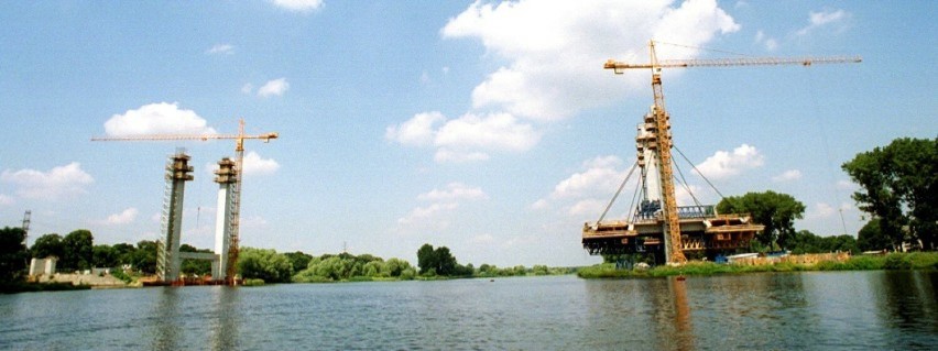 Tak budowano Most Milenijny we Wrocławiu. Przeprawa zwana też Mostem Tysiąclecia, powstawała w latach 2002-2004