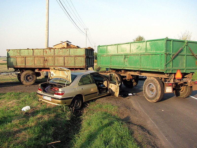 Wypadek w Chotowie. Peugeot uderzył w przyczepę rolniczego ciągnika. Zobacz film