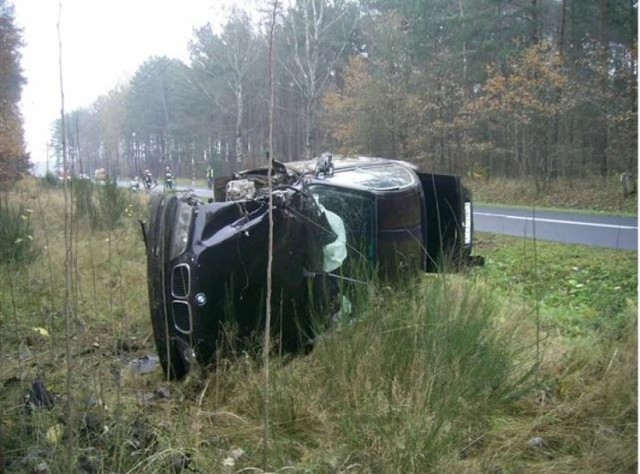 Wypadek na trasie Dolnik - Skórka. Kierujący BMW po wyjściu z zakrętu stracił panowanie nad pojazdem, wypadł z drogi i uderzył w słup energetyczny średniego napięcia.

ZOBACZ WIĘCEJ: Wypadek na trasie Dolnik - Skórka [ZDJĘCIA]