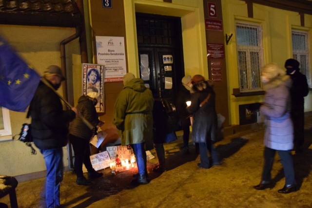 Setny dzień protestów przeciwko zaostrzeniu prawa antyaborcyjnego w Polsce. Protest kobiet w Zduńskiej Woli