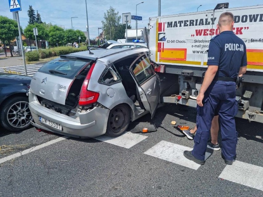 Pijany kierowca spowodował wypadek w Lesznie. Drogowy pirat miał 2,5 promila alkoholu