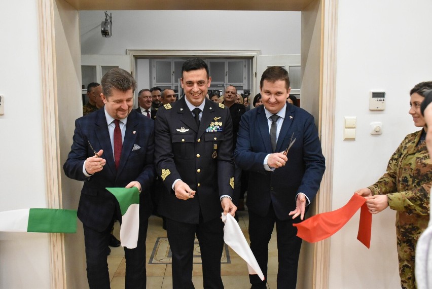 Włoska wystawa fotograficzna otwarta w Malborku. Żołnierze Aeronautica Militare w ten sposób dziękują za gościnę