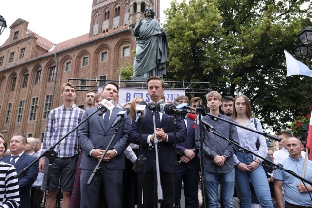 Krzysztof Bosak podczas wiecu w Toruniu