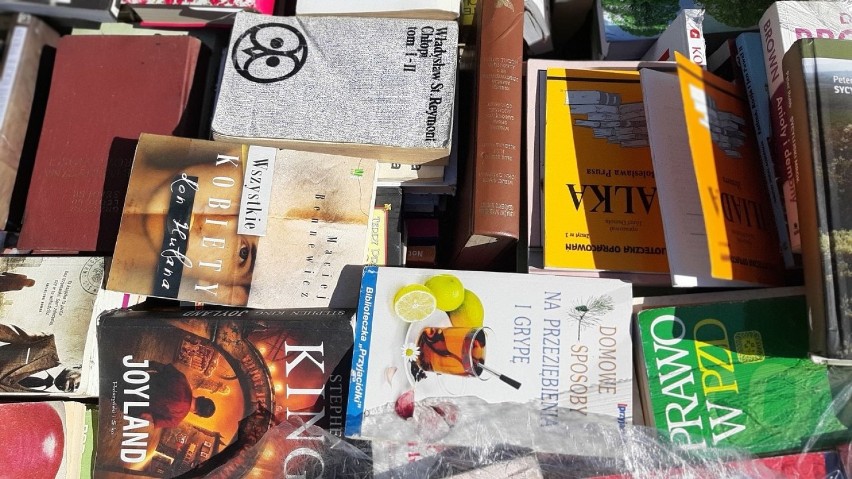 Konin: Cenne tytuły uratowane przed zniszczeniem trafiły do biblioteki w Światowy Dzień Książki i Praw Autorskich