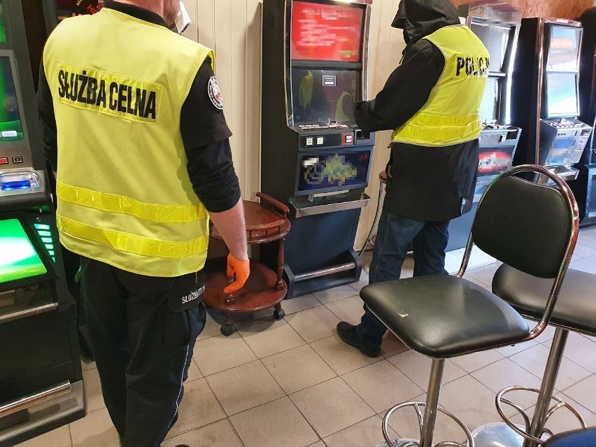 Nielegalne automaty do gier hazardowych zabezpieczone przez policję i KAS we Włocławku [wideo]
