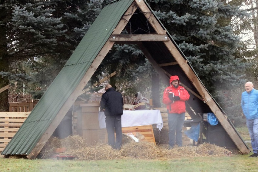 Żywa szopka Bożonarodzeniowa na osiedlu Sienkiewicza w Legnicy, zobaczcie zdjęcia