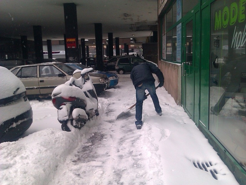Atak zimy w Katowicach - poranek 16 lutego 2012 [ZDJĘCIA]