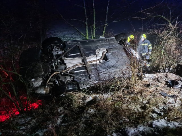 Samochód uderzył w drzewo i dachował w Szembruku pod Grudziądzem