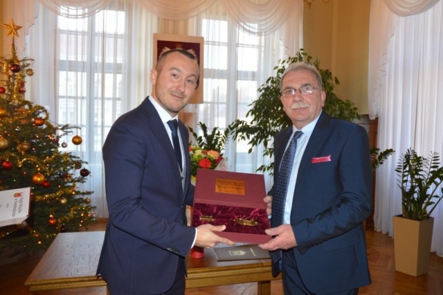 Grzegorz Trzebniak otrzymał tytuł Honorowego Obywatela Gminy Świebodzin i symboliczne klucze do bram miasta