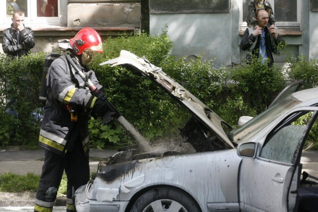 Płonęło auto na Jagielońskiej w Legnicy