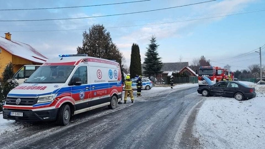 W Kalnikowie w powiecie przemyskim kierujący volkswagenem wpadł w poślizg i zderzył się z busem [ZDJĘCIA]