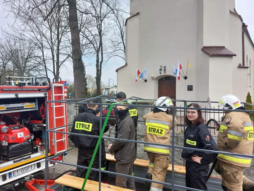 Śmigus-dyngus ze strażakami z Ochotniczej Straży Pożarnej w Dąbrowie