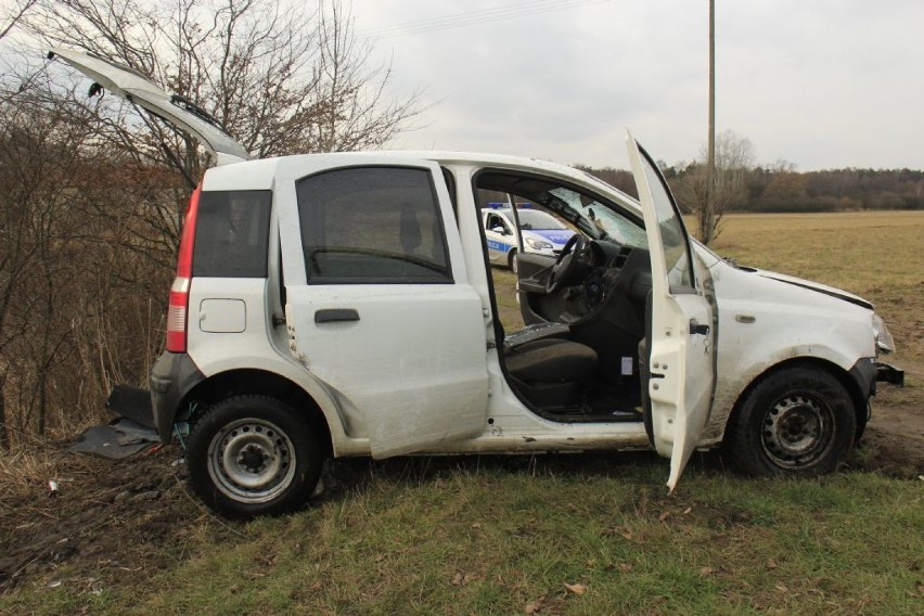 Skradziony samochód porzucony w stawie w Grabowie