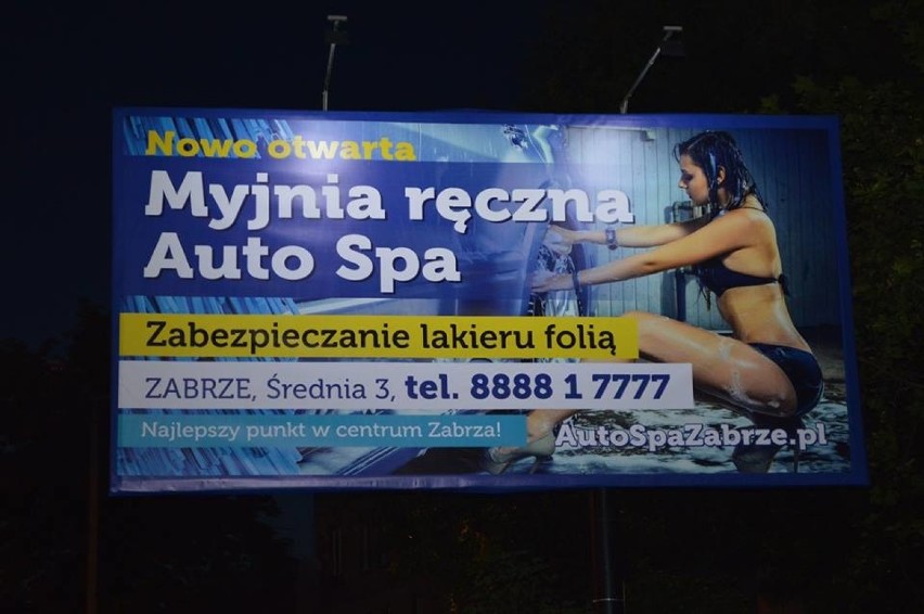 Skąpo ubrana kobieta reklamuje myjnię w Zabrzu. Sprawą zajęła się Komisja Etyki Reklamy