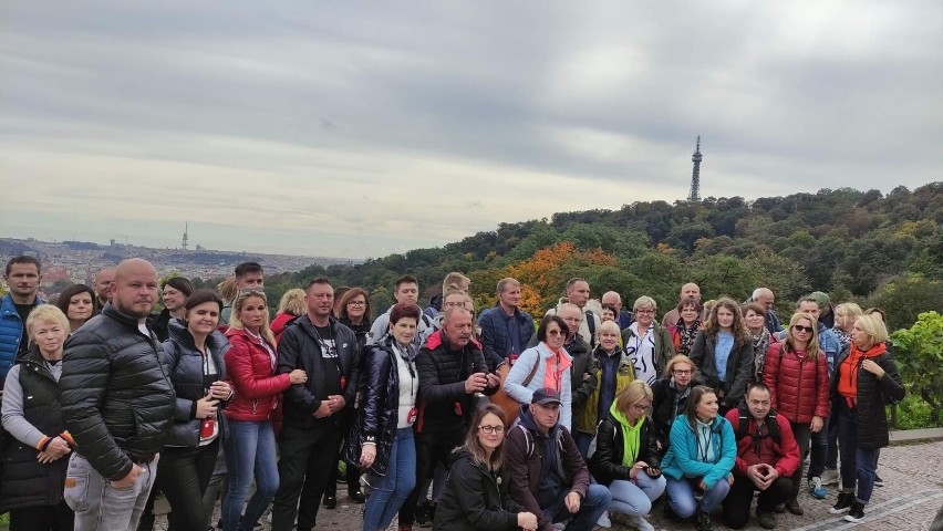 Uczestnicy wycieczki zwiedzili m.in. praski Most Karola i...