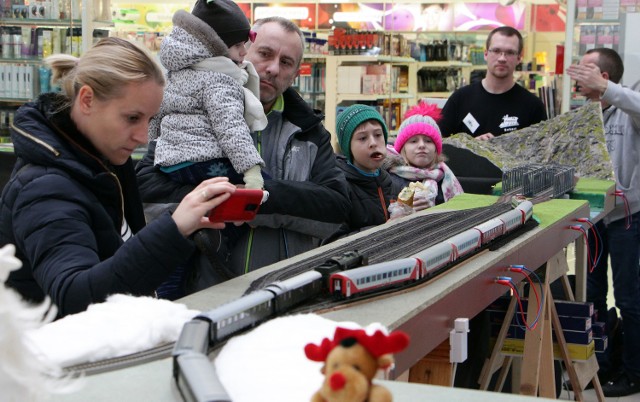 W holu galerii handlowej przy ulicy Kalinkowej zamienił się w stację kolejową Świętego Mikołaja. Dzieci mogły tu znaleźć sporo atrakcji dla siebie. 

Funkcjonuje spora makieta klejowa, której twórcami są pasjonaci kolejowi z Bydgoszczy zrzeszeni w Bydgoskim Klubie Modelarzy Kolejowych. 


INFO Z POLSKI odc.12 - przegląd najciekawszych informacji ostatnich dni w kraju

