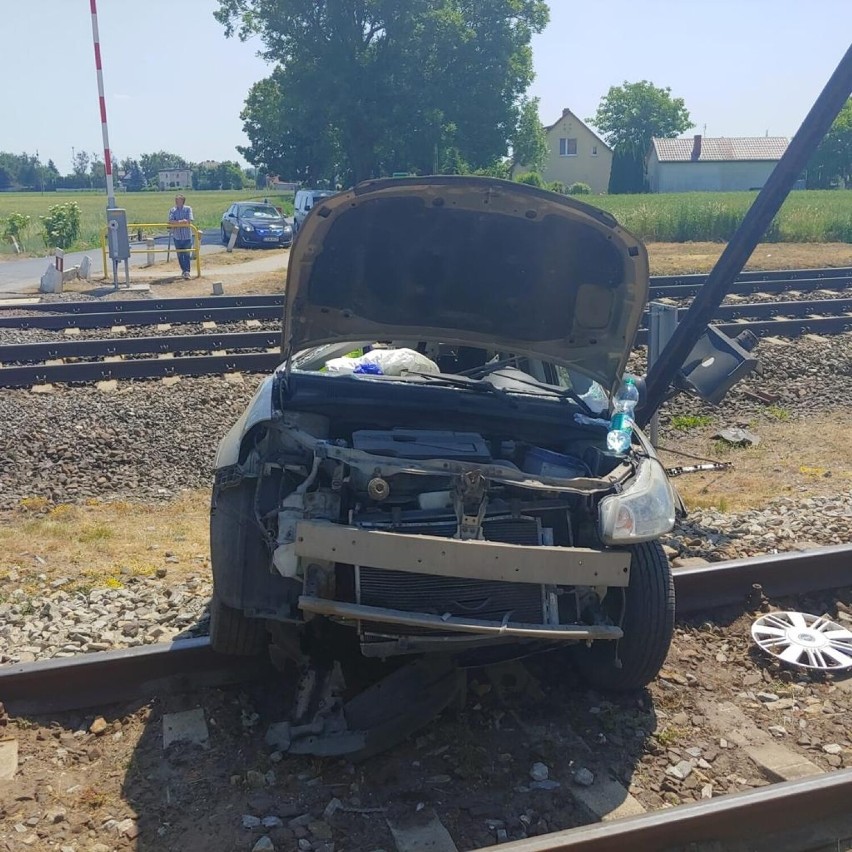 Wypadek w Jeżewie w powiecie świeckim. Samochód zderzył się z pociągiem. Jedna osoba ranna