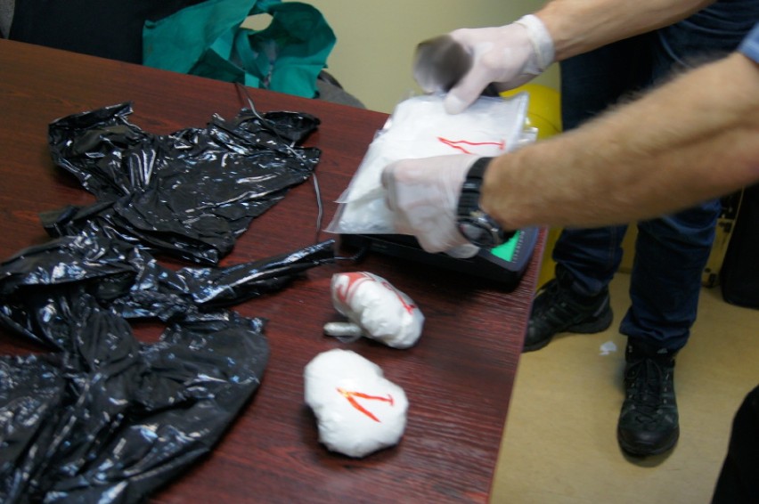 Policja w Ostrowie przejęła kilogram amfetaminy i zatrzymała kaliszanina oraz mieszkańca Konina