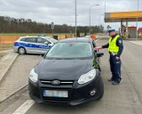 Policjanci zatrzymywali kierowców na drogach... i wręczali im ten bezpieczny prezent!