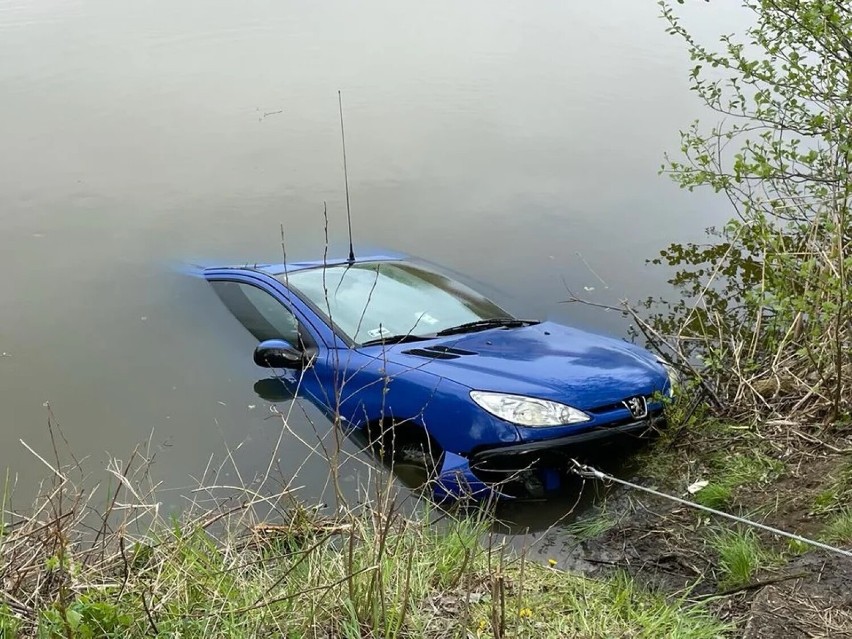 Tragedia w Wielkopolsce. Samochód wjechał do stawu na...