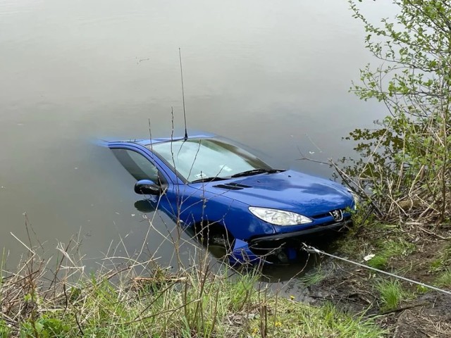 Tragedia w Wielkopolsce. Samochód wjechał do stawu na Gliniankach w Kowalewie pod Pleszewem. Nie żyje mężczyzna