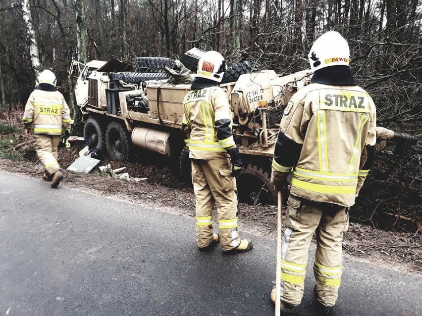 Wypadek z udziałem ciężarówki armii amerykańskiej na drodze Czerniejewo-Wierzyce