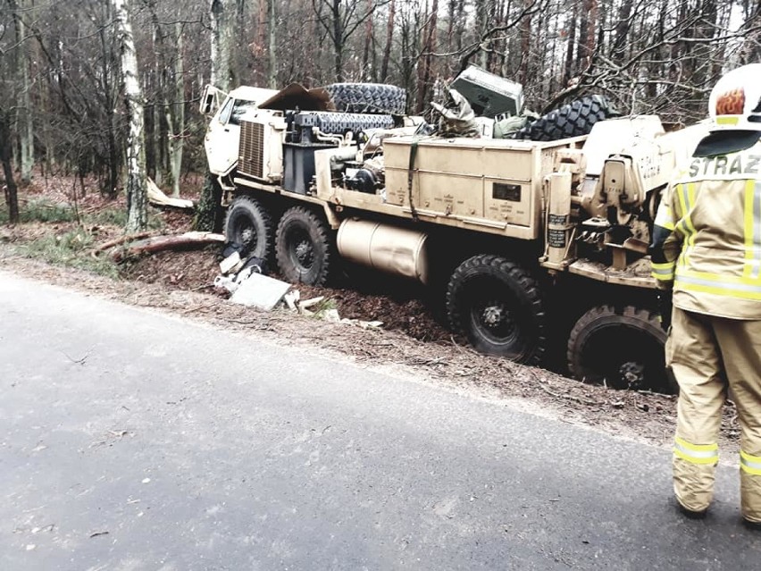 Wypadek z udziałem ciężarówki armii amerykańskiej na drodze Czerniejewo-Wierzyce